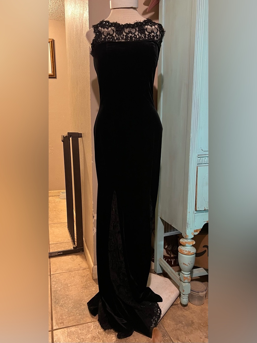 Betsy & Adam Halter Sleeveless Velvet & Lace Flattering  Gown Dress Black Size 6